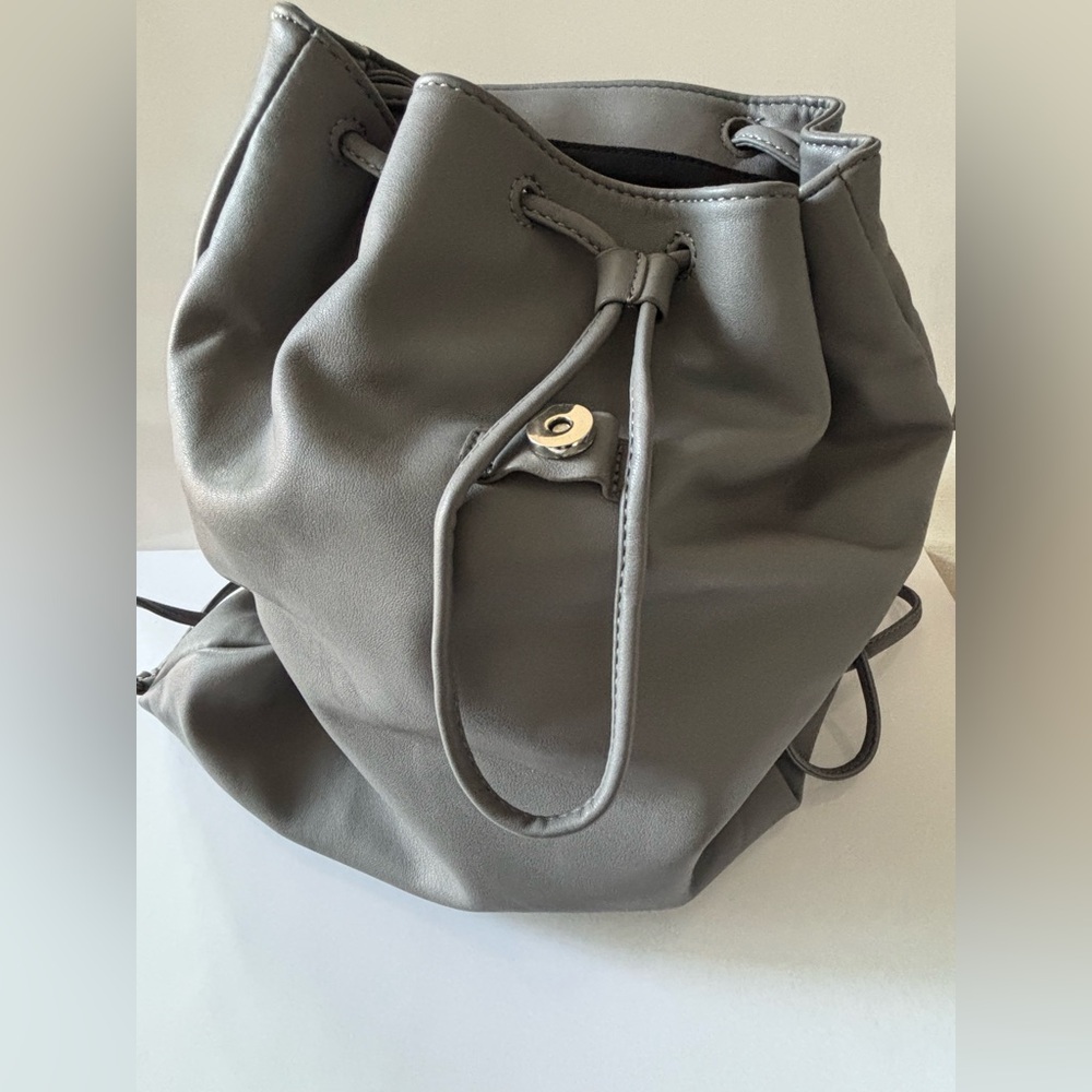 🦋2/25$ CoLab Gray faux soft Leather Pouch Back Pack - Picture 3 of 15